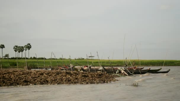 Kleine Vissersboten Afgemeerd Aan Oever Van Het Meer Een Winderige — Stockvideo