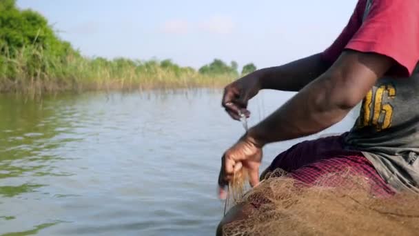 Pescatore Che Rimuove Catture Pesce Una Barca Primo Piano — Video Stock