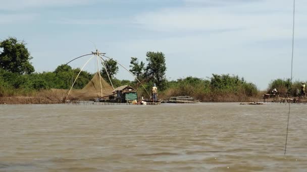 Рыбак Бросает Сеть Пруд Небольшой Деревянной Платформы Китайской Рыболовной Сети — стоковое видео