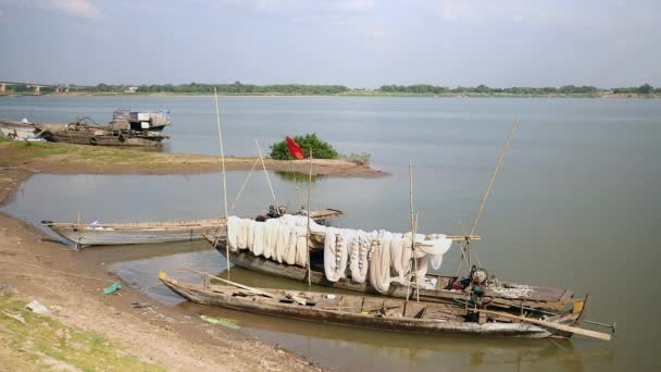 Rybářské sítě suší rybářský člun v blízkosti břehu řeky (horní pohled)