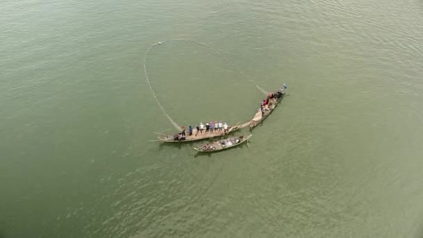 Pandangan Atas Pada Nelayan Perahu Kecil Mengangkat Bersama Sama Jaring — Stok Video