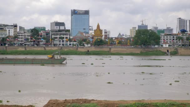 프놈펜 캄보디아 2022 예인선 메콩강을 건너는 굴착선 바지선을 프놈펜 배경으로 — 비디오