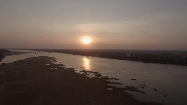 Під Час Заходу Сонця Повітряні Дрони Стріляли Піщані Бари Річка — стокове відео
