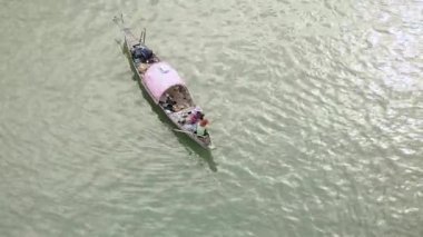 Küçük bir teknede iki balıkçı kadın Mekong Nehri 'nde bir balıkçı ağı çekiyor.