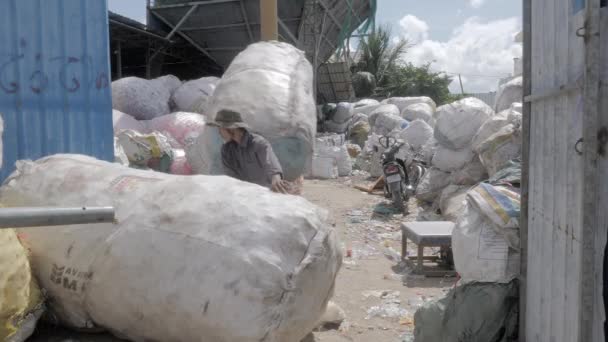 Phnom Penh Camboya 2022 Trabajadores Que Transportan Pesan Enormes Bolsas — Vídeos de Stock