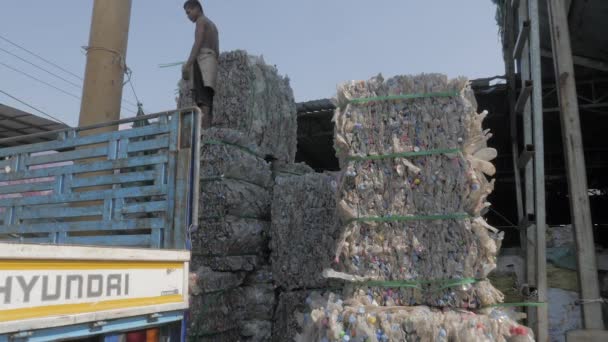 Phnom Penh Camboya 2022 Pila Fardos Comprimidos Residuos Botellas Plástico — Vídeo de stock