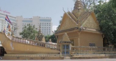 Phnom Penh - Kamboçya - 03 - 12- 2022 - Tekne şeklinde bir Budist tapınağının yan görüntüsü