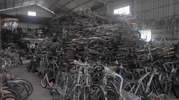 旧自行车在工厂里储存和堆放 — 图库视频影像