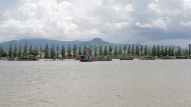 Blick Auf Den Fluss Kampot Wolkenverhangene Berge Hintergrund — Stockvideo