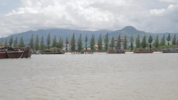 Achteraanzicht Van Een Baggerboot Die Rivier Afvaart Bewolkte Bergen Achtergrond — Stockvideo