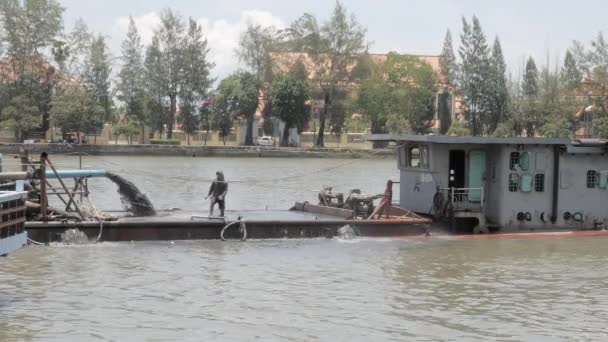 Kampot Kambodja 2022 Sidovy Över Muddringsbåt Kampot Älv Pumpande Flodbädd — Stockvideo