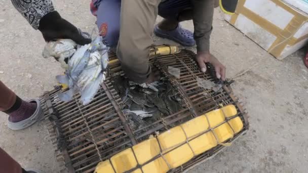 Yerel Balık Pazarında Dokuma Sepetinde Tutulan Canlı Yengeçleri Kapatın — Stok video