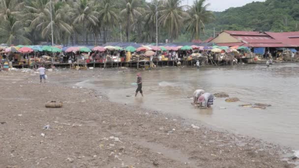 Kep Kambodzsa 2022 Halászok Akik Friss Rákot Szállítanak Bambuszkosárból Egy — Stock videók