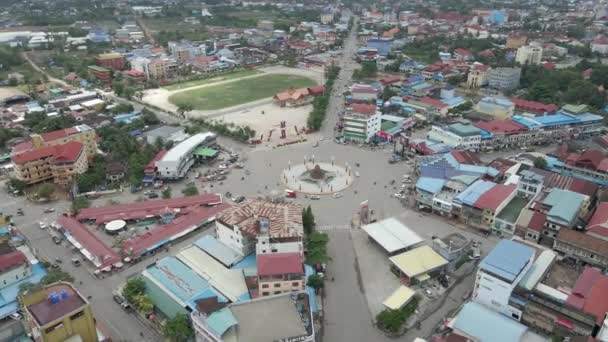 High Angle Drone Panning Shot Durian Roundabout Kampot — Stock Video