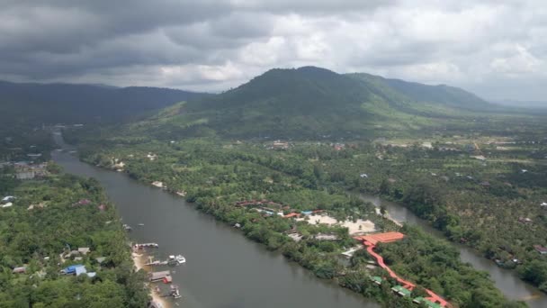 High Angle Drone Panning Shot Preaek Tuek Chhu River Rain — Vídeos de Stock