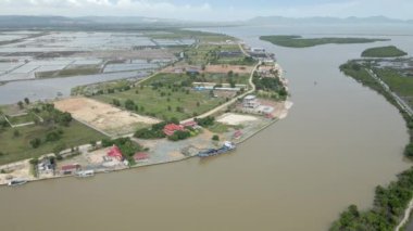 Denizden nehrin üzerinde dönen hava yörüngesi. Arkaplanda tuz alanları