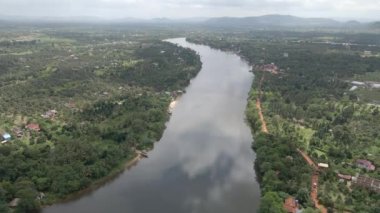 Praek Tuek Chhu nehrinin insansız hava aracı görüntüsü kırsal kesimden geçiyor. 