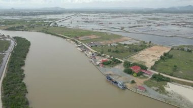Hava aracı denizden nehrin üzerinden geçti. Arkaplanda tuz alanları