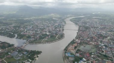 Praek Tuek Chhu nehrinin üzerinden geçen hava aracı Kampot 'tan geçiyor. Uçuş sırasında küçük bir yağmur. 