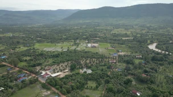 Vuelo Aéreo Hacia Atrás Tiro Diferentes Tipos Plantaciones Rodeadas Montañas — Vídeos de Stock