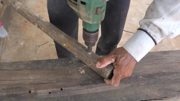 Kampot Cambodia 2021 Close Worker Using Screwdriver Wooden Beam — Stock Video