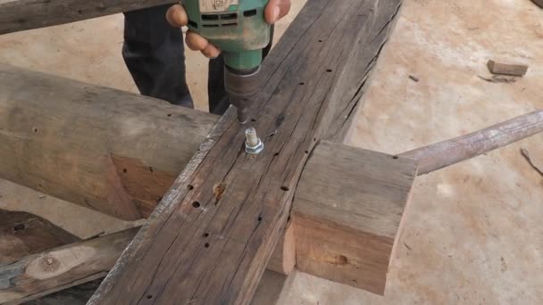 Kampot Cambodia 2021 Close Worker Using Screwdriver Wooden Beam — Stock Video