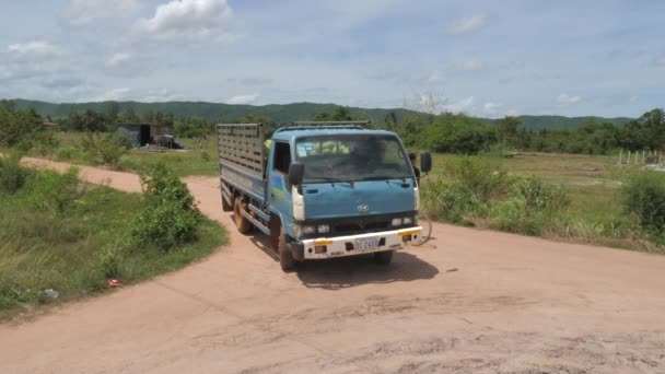 Kampot Kambodża 2021 Stacjonarna Mała Ciężarówka Wypełniona Zielonymi Kokosami Polnej — Wideo stockowe