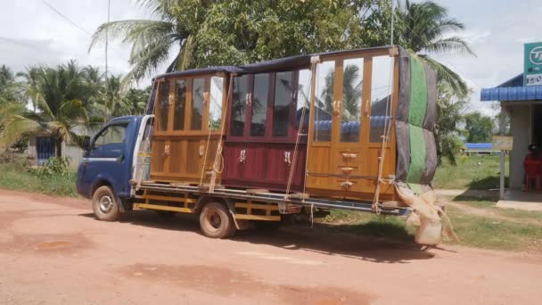 Kampot Καμπότζη 2021 Πλαϊνή Όψη Σταθμευμένου Φορτηγού Φορτωμένου Ξύλινα Ντουλάπια — Αρχείο Βίντεο