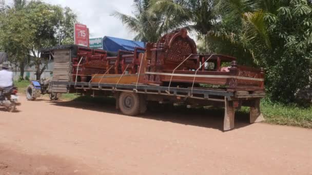 Kampot Camboja 2021 Vista Lateral Reboque Trator Estacionário Carregado Com — Vídeo de Stock