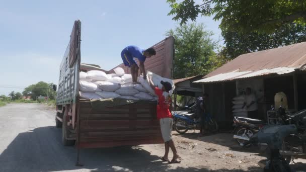 カンポット カンボジア 2021 トラックに塩で満たされた袋を肩に担いでいる労働者の閉鎖 — ストック動画