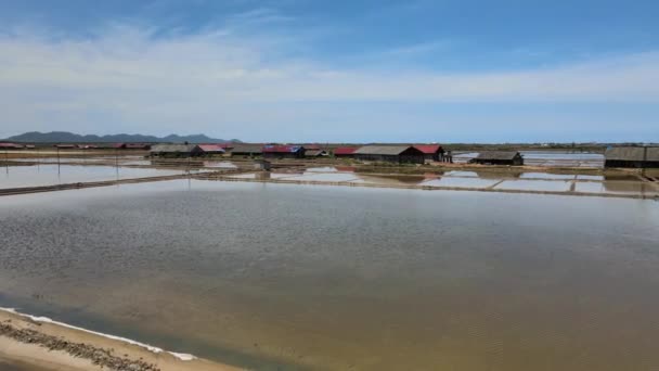 Létat Pozpátku Odhalující Solná Pole Provincii Kampot Jsou Nevyužita Slunečného — Stock video