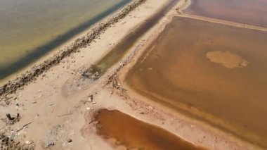 Kamp bölgesindeki tuz tarlalarını gösteren İHA atışları güneşli bir günde kullanılmaz.  