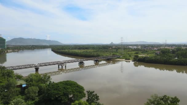 Kampot市河上一座旧铁路桥的空中无人驾驶飞机射击 — 图库视频影像