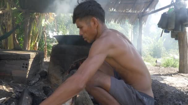 Kampot Cambodia 2021 Man Adding Woods Cooking Wok Palm Sugar — Stockvideo