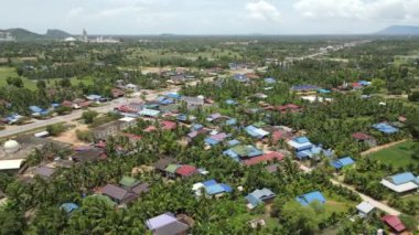 Yörünge dönüş görüntüleri yol kenarındaki Asya köylerini gösteriyor. 