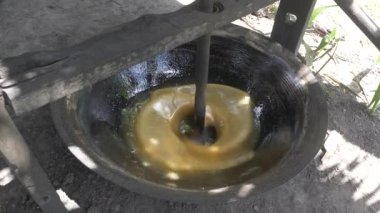  Ağaçtan yapılan gübre türü palmiye şekerini karıştırmak için kullanılır. Bu sayede hızlı bir şekilde soğur ve kalınlaşır.