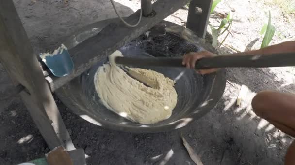 Κλείσιμο Ενός Αγρότη Χρησιμοποιώντας Ένα Ξύλο Ραβδί Για Πυκνώσει Ζάχαρη — Αρχείο Βίντεο