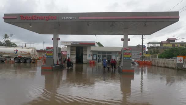 Kampot Cambodia 2022 Front View People Filling Motorbikes Petrol Gas — Video Stock