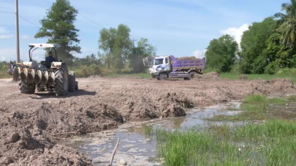 Kampot Cambodia 2021 Small Truck Loading Earth Preparation Construction Expansion — стоковое видео