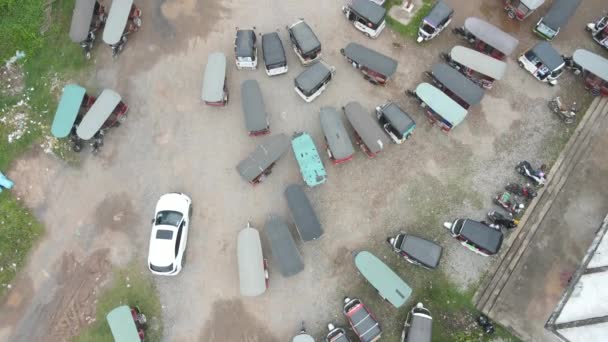 Overhead Drone Shot Lot Tuk Tuk Waiting Front Train Station — Videoclip de stoc