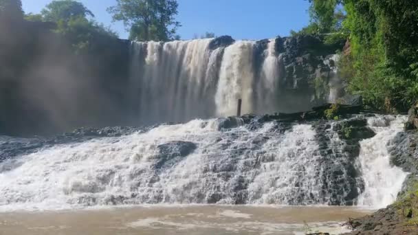 Imponujący Wodospad Otaczających Drzew Tropikalnych Pod Jasne Błękitne Niebo — Wideo stockowe
