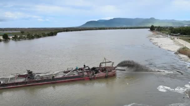 Aereo Drone Colpo Dragaggio Barca Aggiungendo Grandi Quantità Sabbia Aumentare — Video Stock