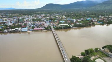 Kampot 'un hava aracı görüntüsü. Nehir üzerindeki yeni köprü. 