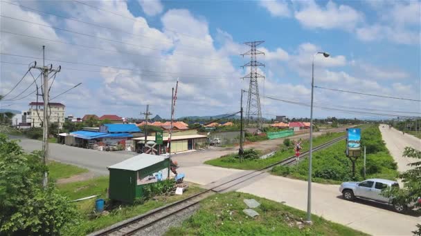 カンポット カンボジア 2022 列車が来る前に踏切の障壁の空中ドローンショットがダウンしている — ストック動画