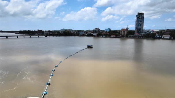 Visszamenőleges Drónfelvételek Homokmennyiségekről Hogy Növeljük Folyópart Szélességét Kampot Város Hídja — Stock videók