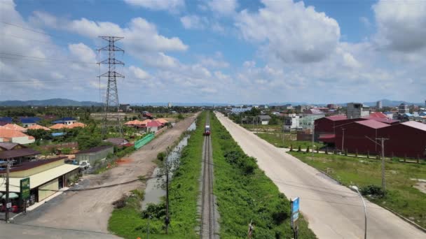 カンポット カンボジア 2022 鉄道の交差点によって通過する鉄道車両の後方の空中ドローン映像がブロックされました — ストック動画