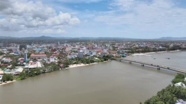 Kampot kasabasının hava aracı görüntüleri ve nehir üzerindeki köprüsü.