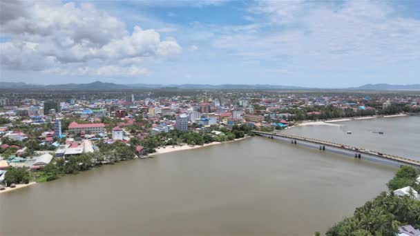 Filmato Drone Aereo Avanti Della Città Kampot Con Suo Ponte — Video Stock