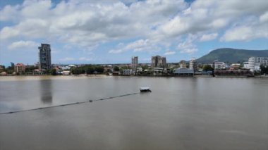 Nehir kıyısı genişliğini arttırmak için kumların hava aracı görüntüleri. Kampot kasabası arkaplan olarak
