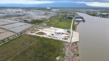 Kampot bölgesindeki yeni bir turizm limanının insansız hava aracı çekimi% 80 'den fazla tamamlandı. Arkaplanda tuz alanları